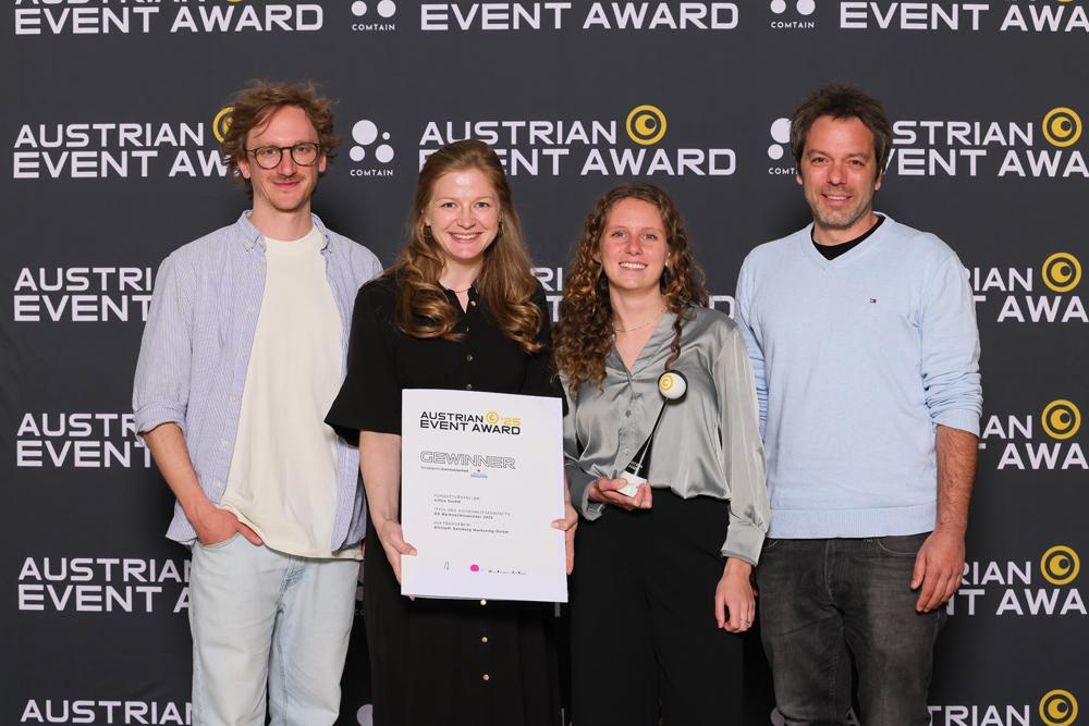 Vertreter:innen der Altstadt Salzburg Marketing GmbH (Lukas Schwaiger, Anna-Lena Schosser) und der siflux GmbH (Noemi Kriz, Martin Bardy) bei der Verleihung des Austrian Event Award 2025 für das Sicherheitskonzept des Ö3 Weihnachtswunders